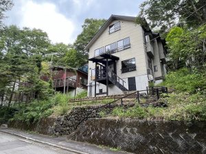 草津町の一棟貸切施設FOREST HOUSEがオープンしました！源泉かけ流しです。