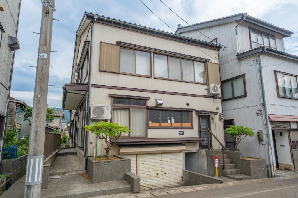 株式会社ダイムスが「えのきや」でブランド展開する宿泊施設で3施設目となる「えのきや能生」(英語名:ENOKIYA Nou)が、2025年7月に新潟県糸魚川市に開業しました!