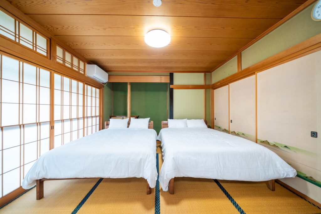 民泊運営代行サービス大手の株式会社ダイムスが運営するえのきや能生では一棟貸切の宿泊施設としてオープンしました。